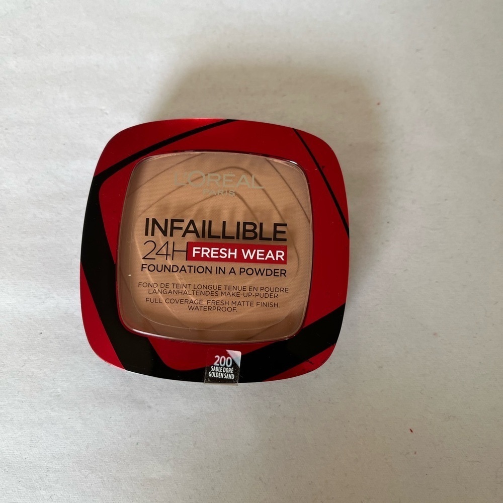 L'Oreal Infallible 24H Fresh Wear Foundation in a Powder - Red and Black 200
